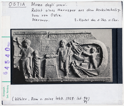 Vorschaubild Ostia: Museo degli Scavi: Relief eines Haruspex aus dem Herkulesheiligtum 